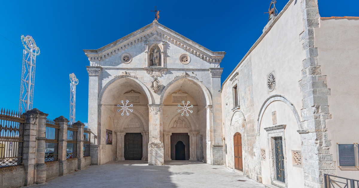 Santuário de São Miguel Arcanjo, no Monte Gargano. Fonte: Canva.